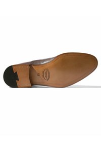 Sola di scarpa in pelle marrone con una finitura liscia di colore chiaro, caratterizzata da un distintivo tacco in gomma scura e rivetti metallici lungo il lato.