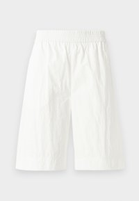 Shorts blancs mi-longs en tissu léger avec une taille élastique et une texture légèrement froissée. Aucun motif ou accent visible.