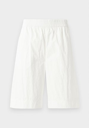 Calções brancos de comprimento médio, feitos de um tecido leve, com um cós elástico e uma textura ligeiramente enrugada. Sem padrões ou acentos visíveis.