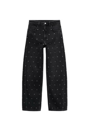Jean en denim noir à jambe large, ornés d'un motif de petits œillets en acier inoxydable, avec un design classique à cinq poches et une fermeture à bouton.