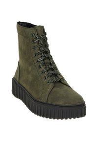 Bottes ankle en suède vert olive avec semelle en caoutchouc noir, bout rond et lacets épais texturés. Comprend un col rembourré et des détails cousus.
