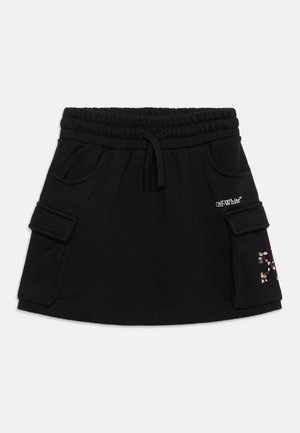 Jupe cargo noire avec ceinture élastique, cordon de serrage, poches à rabat latérales et petit logo blanc "Off-White" au-dessus de la poche droite avec des détails colorés.
