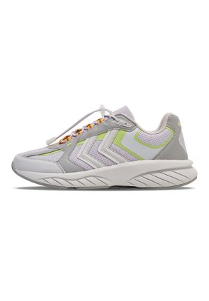 Grå atletiske sko med mesh og syntetiske materialer, accentueret med limegrønne og hvide geometriske design. Slip-lace system.