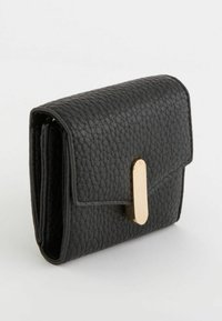 Portofel negru din piele texturată, cu clapetă pliabilă și accente din hardware auriu. Design compact cu suficient spațiu pentru carduri și bancnote.