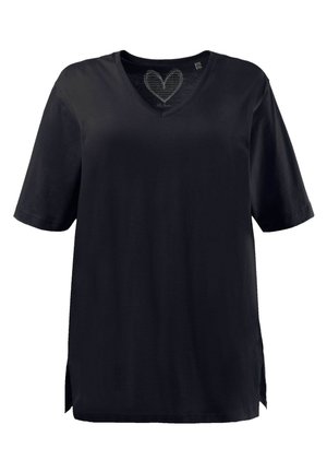 T-shirt nera con scollatura a V, maniche corte, tessuto morbido, vestibilità comoda, spacchi laterali all'orlo e motivo a cuore all'interno della scollatura.