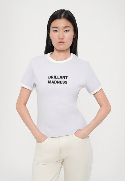 Tricou gri deschis cu text negru "BRILLANT MADNESS", având un guler și manșete ribbing albe contrastante, design ajustat.
