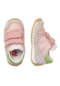 Sneakers per bambini in rete rosa e suede grigio, con doppie cinghie in Velcro, dettagli verdi e lavanda, e una suola in gomma testurizzata.