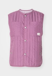 Vadderad ärmlös väst i ljuslila, med vertikal quiltad design, silverfärgade tryckknappar och två framfickor. Logotyp på sidan.
