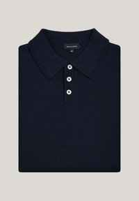 Granatowa bawełniana koszulka polo z płaskim kołnierzykiem, pięcioma guzikami i strukturą prążkową. W zestawie metka z logo przy dekolcie, rozmiar M.