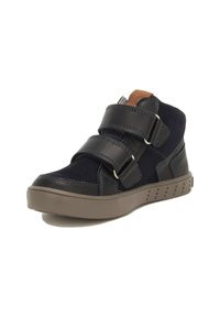 Scarpe alte in suede blu e pelle con due cinturini regolabili in Velcro, suola in gomma grigia e dettaglio in suede marrone sul tallone.
