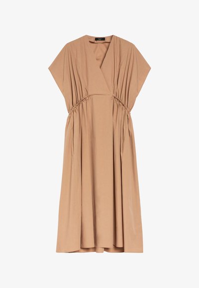 Bežinė suknelė su V formos kaklu, trumpomis rankovėmis ir surinktomis šoninėmis dalimis. Pagaminta iš lygios medžiagos, pasižymi laisvu, laisvai krentančiu siluetu ir šoninėmis kišenėmis.