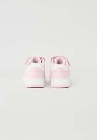 Baskets roses avec une texture en cuir lisse, des accents blancs et une zone de cheville rembourrée dotée d'une boucle pour un enfilage facile.