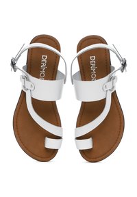 Sandalias planas blancas con un diseño sencillo que presenta múltiples correas. Las plantillas marrones contrastan con el material blanco. Cierre ajustable con hebilla.