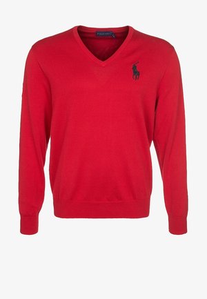 Jersey rojo de manga larga con cuello en V y el logo negro de Polo Ralph Lauren bordado en el pecho izquierdo.