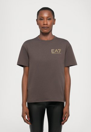 Bruine katoenen t-shirt met korte mouwen en een ronde halslijn. Bevat een gouden EA7 Emporio Armani-logo op de borst. Glad textuur.