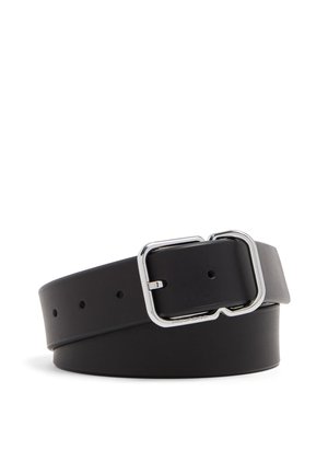 Ceinture en cuir noir avec boucle rectangulaire en argent et plusieurs trous d'ajustement, présentée enroulée sur un fond blanc.