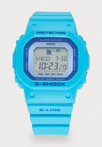 Orologio digitale Casio G-Shock di colore blu brillante con quadrante quadrato, dotato di uno schermo grigio che mostra l'ora e il giorno, e un cinturino in silicone testurizzato.