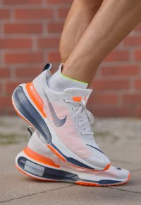 INVINCIBLE 3 - Road running shoes - orange, blue