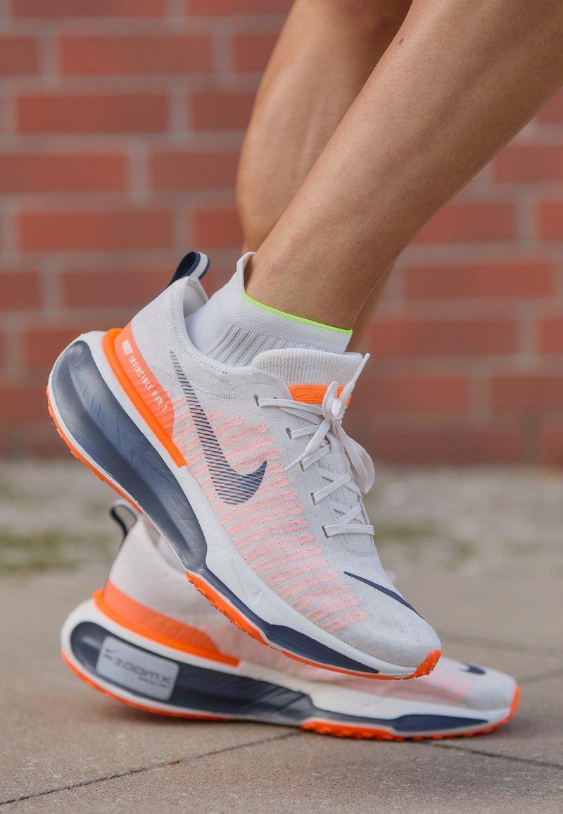 Nike Performance ZOOMX INVINCIBLE RUN FK - Laufschuh Straße 