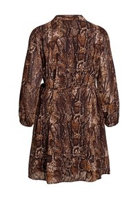 Bruine jurk met slangenprint, lange mouwen, een ceintuur in de taille, reverskraag en vloeiende stof. Bevat verschillende texturen in een gelaagd patroon.