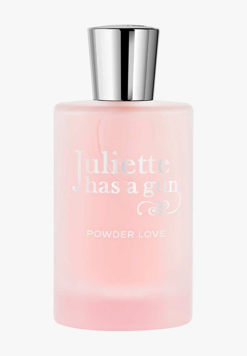 Rosa Glas-Parfümflasche mit einem metallischen silbernen Deckel. Text "Juliette has a gun" und "POWDER LOVE" in Weiß aufgedruckt. Glatte, moderne Form.