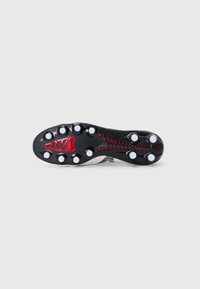 Voetbalschoenen met een zwarte buitenzool, rode accenten en witte studs, met een gestroomlijnd ontwerp en een gestructureerd oppervlak voor grip.