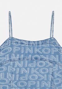 Blå denimstopp med tynne skulderstropper, preget av et gjentatt hvitt "PINK"-mønster og en lett strukturert overflate.