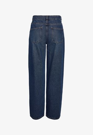 Niebieskie dżinsy z wysokim stanem, szerokimi nogawkami i dwoma tylnymi kieszeniami. Szwy są widoczne wzdłuż szwów i pasa.