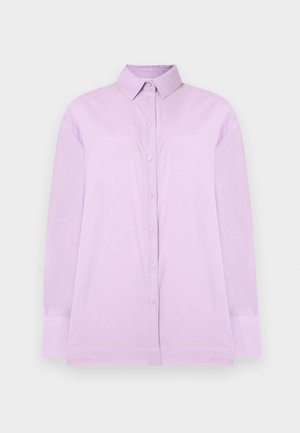 Košeľa s dlhým rukávom a gombíkmi, so stojacím golierom, svetlofialovej farby, zobrazená položená na plochom bielom pozadí.