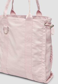 Roze nylon draagtas met textuurafwerking, voorzien van dubbele handgrepen, een decoratieve strap met 'OLIVER' in reliëf en een accent van een zilveren metalen ring.