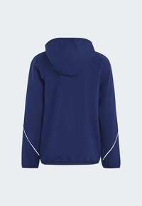 Marineblaues Kapuzenshirt mit elastischen Bündchen und weißen Akzentstreifen entlang der Ärmel, hergestellt aus einem glatten, leichten Stoff.