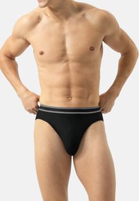 Schwarze Herrenunterwäsche aus glattem Material, mit geripptem Design und einem grauen elastischen Bund mit Markenlogo.