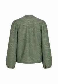 Blusa verde con textura que presenta un patrón ondulado, mangas largas abullonadas y cuello redondo, con un ajuste relajado y puños elásticos.