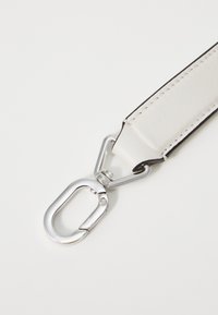 Cinturino in pelle bianca con bordi neri, caratterizzato da una chiusura metallica argento per il fissaggio. Texture liscia con dettagli di cucitura visibili.