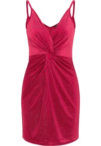 Robe rouge avec des bretelles fines, dotée d'un corsage torsadé et d'un design drapé. Le tissu a une finition texturée et scintillante. Longueur courte.