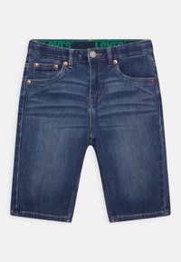 Pantalones cortos de mezclilla azul oscuro con corte recto, diseño de cinco bolsillos, herrajes plateados y una cintura verde con el logo de Levi's.