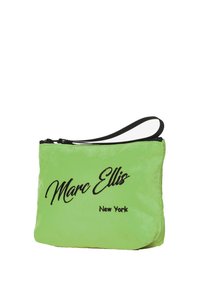 Borsa in finta pelliccia verde con cerniera nera, caratterizzata da testo scritto "Marc Ellis" e "New York" in nero. Contiene un manico laterale per il trasporto.