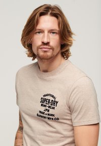 Superdry & Co WORKWEAR FLOCK GRAPHIC  - Camiseta estampada - lavin beige marl