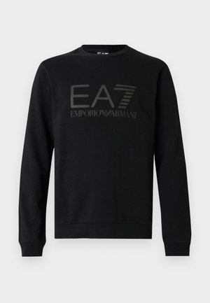 Sweatshirt preta feita de algodão, com gola redonda, mangas compridas e estampa de logo tonal "EA7 EMPORIO ARMANI" na frente.
