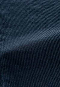 Tessuto a costine blu navy con una texture morbida, caratterizzato da linee parallele e una leggera lucentezza, adatto per applicazioni di tappezzeria o moda.