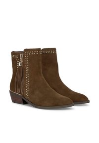 Stivaletti alla caviglia in suede marrone con accenti di borchie, cerniera laterale e dettaglio a frange. Tacco basso a blocco, punta affusolata, texture liscia.
