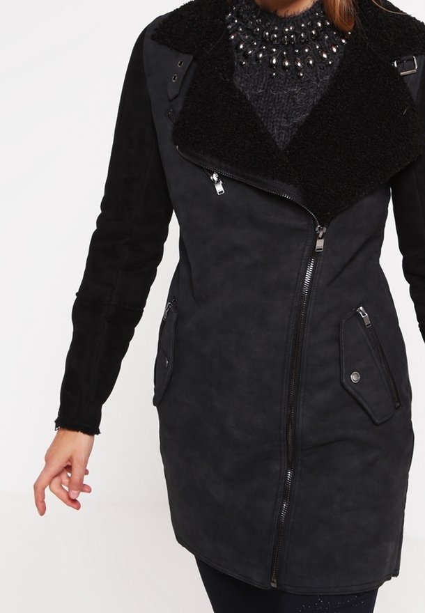 Cappotto in finta suede nero con un ampio colletto, zipper frontali, tasche laterali e tessuto testurizzato. Presenta un design di lunghezza intermedia e materiali a contrasto.