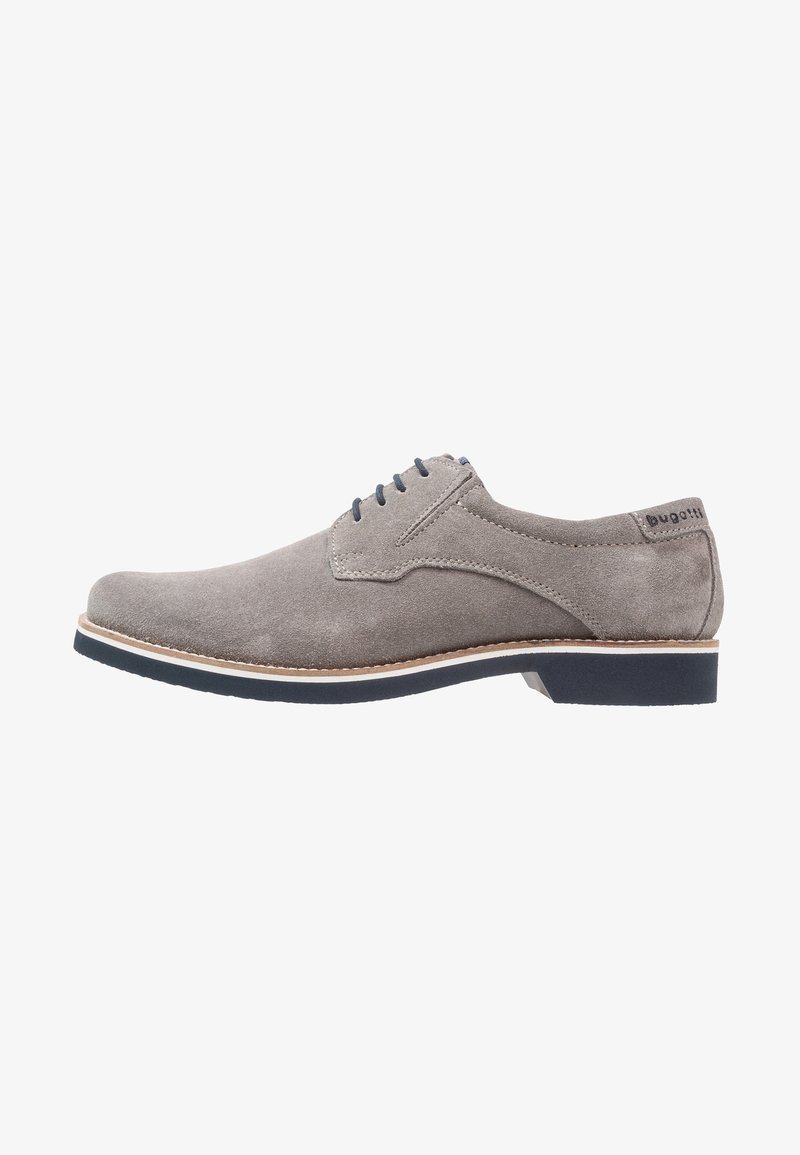 Chaussure habillée à lacets pour homme en daim gris avec semelle noire et bordure marron clair, talon bas, et marque Bugatti sur la languette du talon.