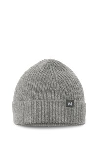 Pelēks adīts cepure ar ribotu struktūru, ar saliektu malu un mazu melnu logotipa uzlīmi priekšpusē.