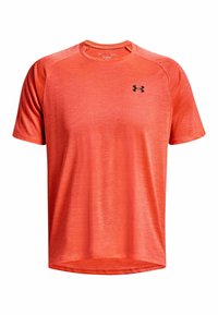 Camiseta atlética de manga corta naranja hecha de tela ligera, con cuello redondo y acento de logo negro en el lado izquierdo del pecho.