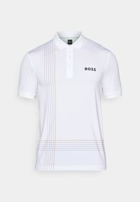 Weiße Poloshirt aus glattem Stoff, mit einer Knopfleiste mit drei Knöpfen, dekorativen orangefarbenen und grauen Linien auf der linken Seite und Logo-Branding.