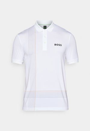 Chemise polo blanche en tissu lisse, dotée d'une patte de boutonnage à trois boutons, de lignes décoratives orange et grises sur le côté gauche, et de marquage de logo.