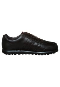 Zapatillas deportivas de cuero marrón con un diseño elegante, seis ojales para los cordones, superficie texturizada y suela de goma negra con puntos elevados.