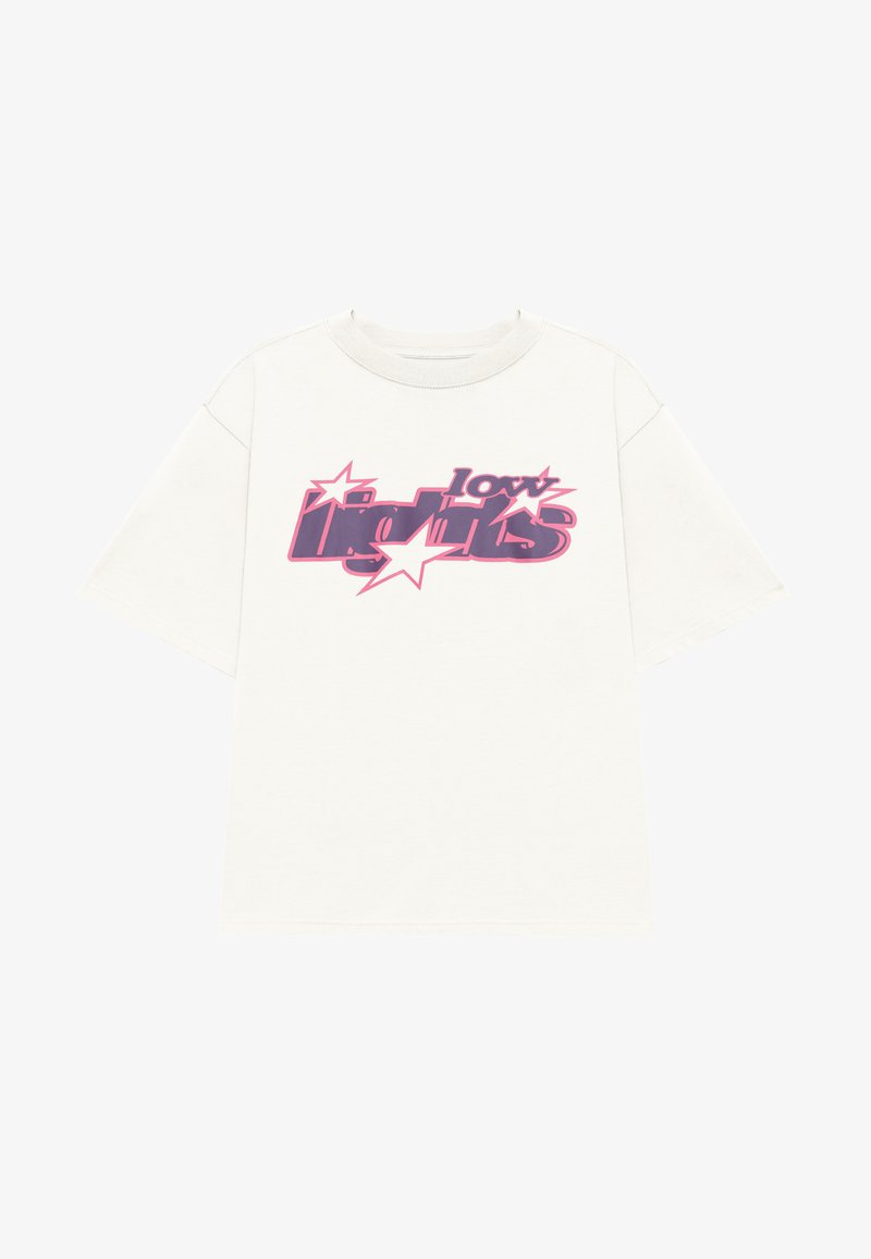 Λευκό oversized βαμβακερό t-shirt με γραφικό τύπωμα σε μωβ και ροζ, με αστέρια. Κοντά μανίκια και στρογγυλή λαιμόκοψη.