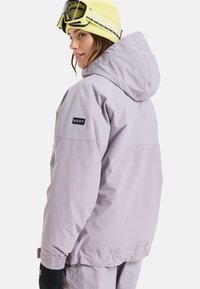 Lichtpaars sneeuwjack met een capuchon, met een gestructureerd bovenste gedeelte, een logo-patch en elastische manchetten. Inclusief een contrasterende zwarte accenten.